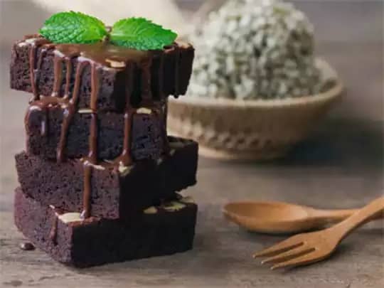 चॉकलेट केक कसा बनवायचा / चॉकलेट केक रेसिपी / homemade chocolate cake recipe / chocolate cake recipe / चॉकलेट केक डिझाईन -ब्राऊणी केक